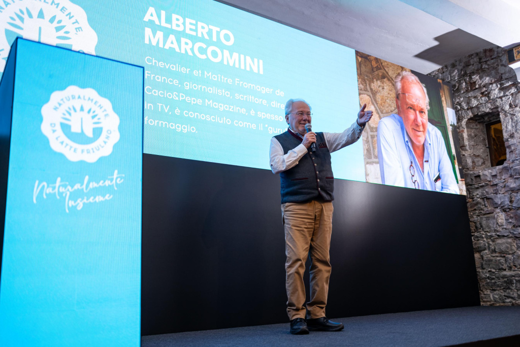 alberto marcomini sul palco dell'evento naturalmente insieme organizzato dalla società consortile naturalmente da latte friulano